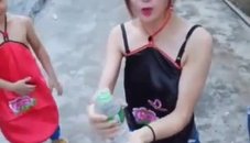 澳门风云石一坚不愧是魔术手,小刀直接把情敌衣服撕裂,太帅了