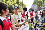 高中生变身志愿者 规范引导共享单车