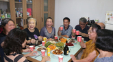上海石库门“老邻居”聚会过中秋