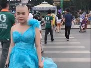 街拍:健身小姐姐穿搭清爽迷人，给人一种清纯不俗的美