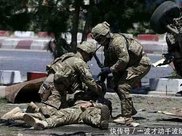 美军和伊拉克平民对峙细节：大兵被按在玻璃上羞辱