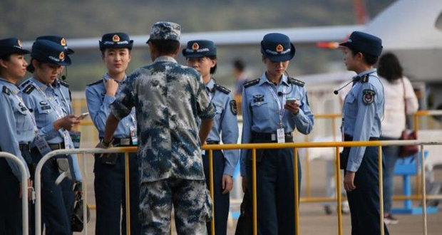 航展中国空军美女解说员亮相 清新脱俗