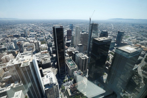 图为美国洛杉矶市联邦银行大厦(u.s.bank tower)的玻璃滑梯.