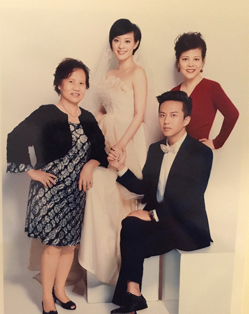 邓超晒出结婚时的旧照,邓超孙俪和两位妈妈的温馨合影.