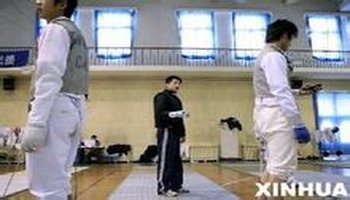 击剑队再次取得骄人战绩,王磊夺得男子重剑亚军,男子花剑"三剑客"在