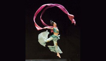 它来自于戏曲舞蹈中,我们今天的中国古典舞借鉴和继承了戏水袖舞曲