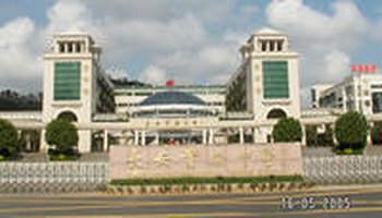 长安实验中学位于广东省东莞长安镇长青北路336号.
