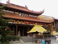 五磊寺名胜古迹较多,寺门前有一水池,取名"真明池",碧水从东面的
