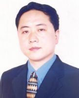 1992年,龙华阶投资200多万元创办鹤峰县首家茶叶私营龙头企业―华龙