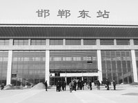 远观邯郸高铁东站,其候车大厅外观像一座古城门,中间嵌入玻璃幕墙