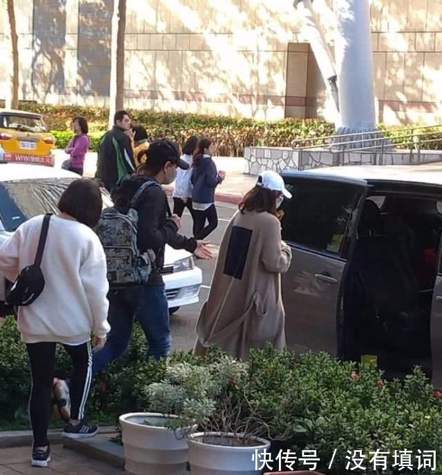 刘诗诗夫妇现身台北,穿宽松外套,老吴的手紧张