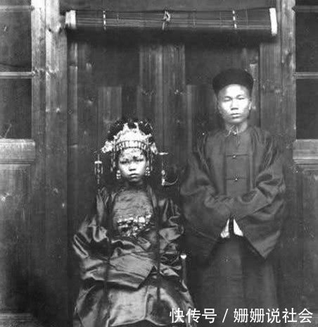 罕见照慈禧在表情拍照1男子幽默搞笑有内涵的图片严肃,妻妾和5个雪地图片