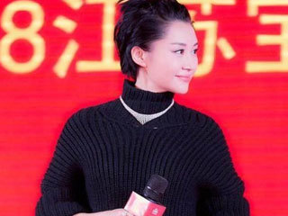 许晴真会玩!穿皮裤还半扎丸子头,网友:50岁的人就别扮嫩了