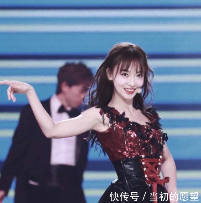 吴谨言跳舞太撩人,纤细小蛮腰抢镜,网友舞台表