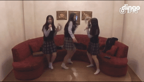 门外b1a4的成员们提着鞋子滴溜溜的跑了进来