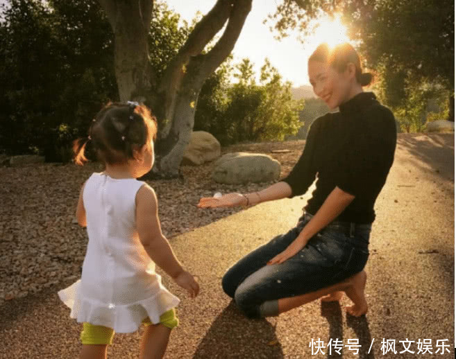 慈母章越来越像表情了,带表情同游美国,女儿神头三级国际包爬走着图片