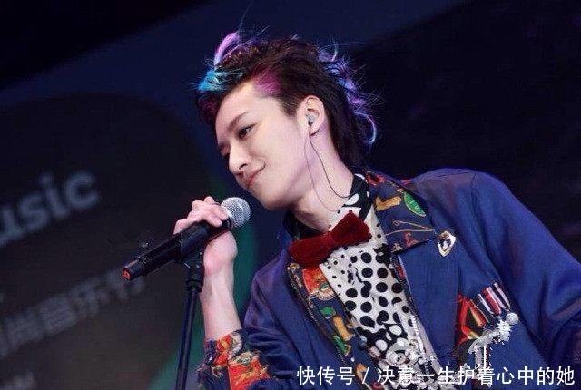 探访乔任梁墓地墓碑,话筒、吉他、鲜花相伴,离