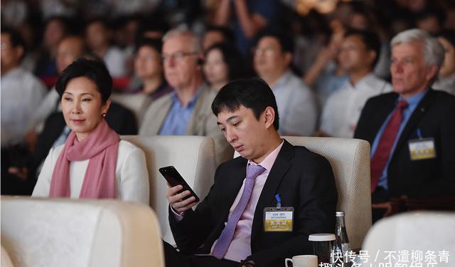 王思聪的IG战队获得S8世界级冠军,心情大好,与