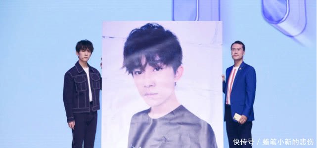 易烊千玺现身发布会 送表情三连拍