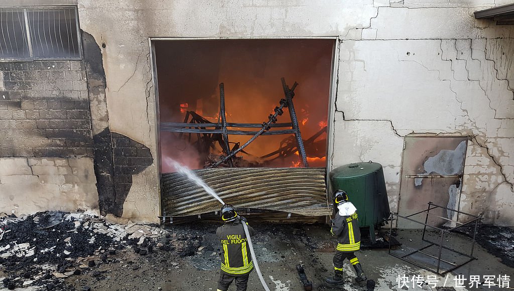 意大利罗萨诺工业区发生火灾 现场黑烟滚滚