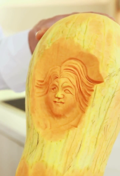 五星级厨师刀工绝了,用南瓜雕刻出1比1世界杯