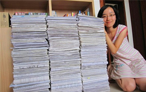 一位2011年毕业于衡水中学的女生,将高一到高三所做过的试卷保存,摞