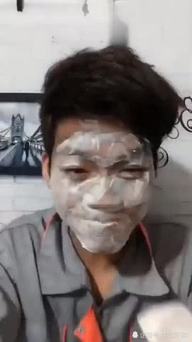 工地小伙仿妆鹿晗,涂上口红抿嘴一笑神还原,果