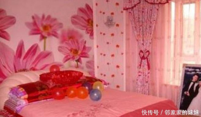 新婚之夜婆婆待在我和老公房里不肯走,我睡沙发后,看见老公愣了