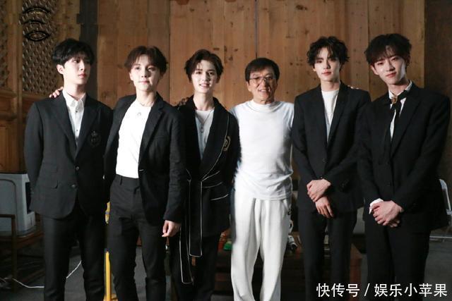 乐华七子活动朱正廷站稳C位,与成龙合影时范