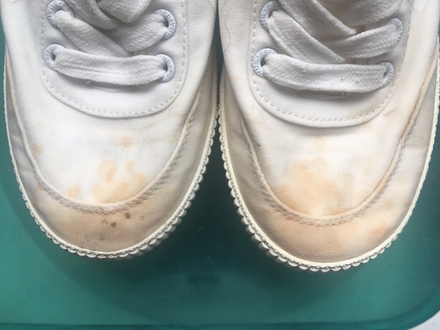 白色的布鞋,溅了泥点,用84、牙膏都洗不掉,请问