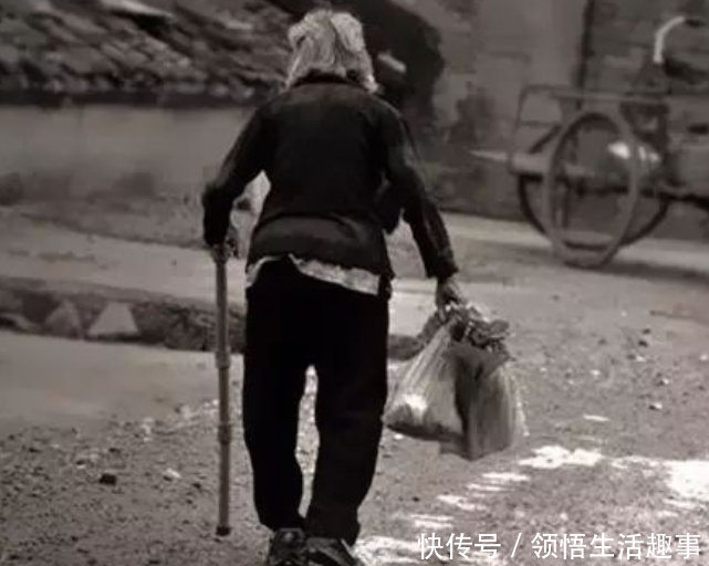 儿十年不归,儿媳改嫁同村人,母从衣柜翻出信纸,才知儿早已离开