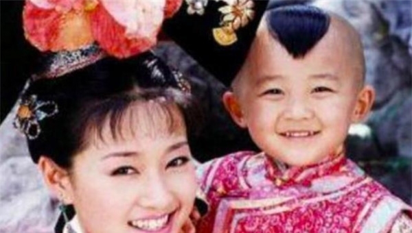 还记得还珠中的冬儿吗,因手术致发育迟缓,如今22岁像12岁! 新濠天地成官网