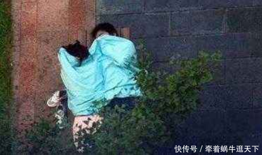 情侣野外两天没喝水,男子见到女友伤口流血,没想到男子这么恶心