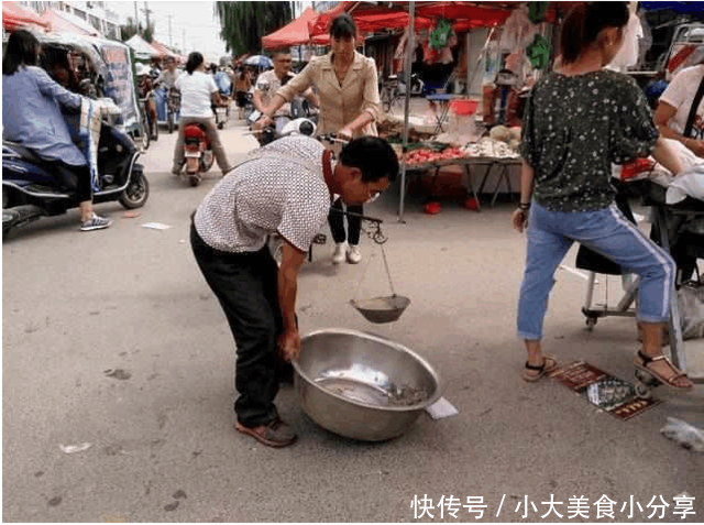 大爷在集市摆卖这美食几十块一斤 结果摊还没摆好就被“洗劫一空