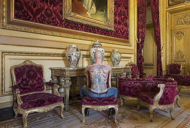 比利时一男子在猪身上纹身,有人竟花几百万争