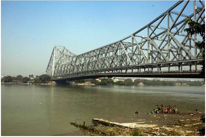 印度最委屈的大桥，每天被百万烟民乱吐口水，导致大桥面临垮塌