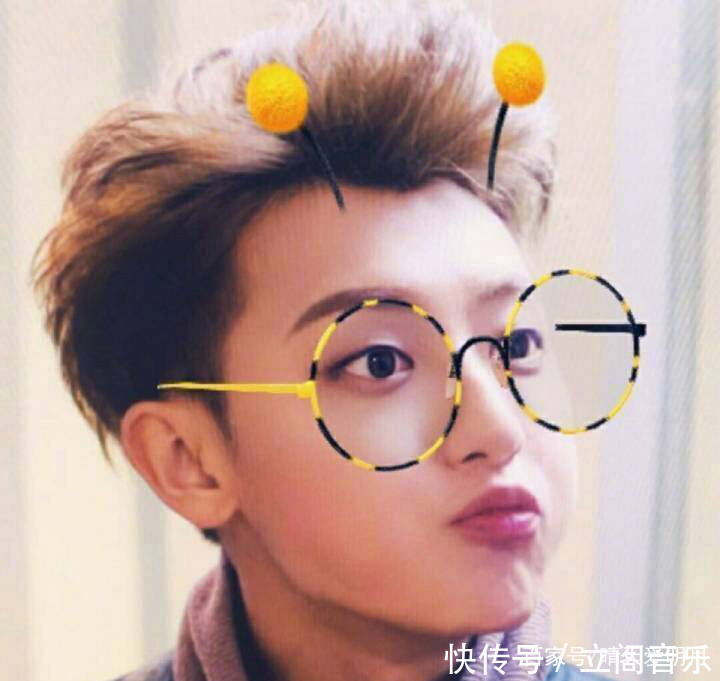 黄子韬粉色少女心爆棚,怀抱草莓抱枕超可爱!