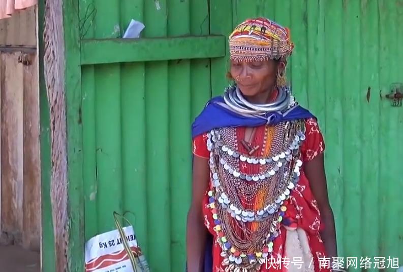 中国人到印度游玩,实拍印度东部的农村女人,看