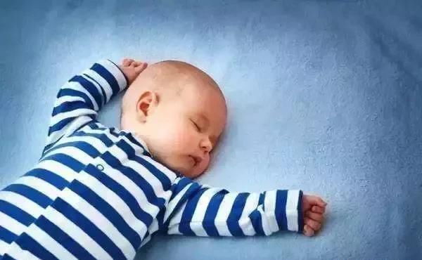 宝宝晚上经常醒是怎么回事?白天睡几次才合适