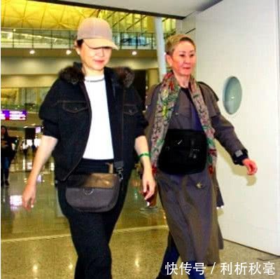 64岁林青霞与67岁施南生同框比美,玉镯太抢镜