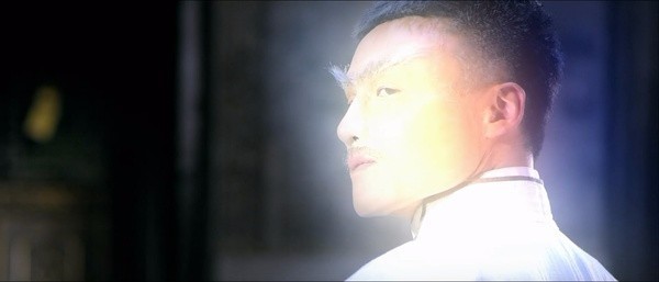 钱小豪斗不过金甲僵尸,最后召唤出已故师傅林