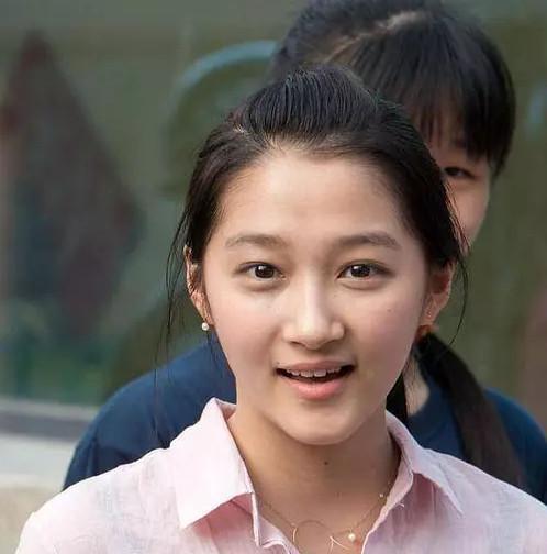 女明星真有意思!美颜滤镜比化妆还神奇,七级磨