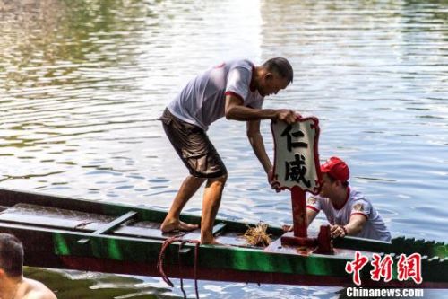 广州荔湾\＂起龙船\＂ 最老龙舟已超400岁