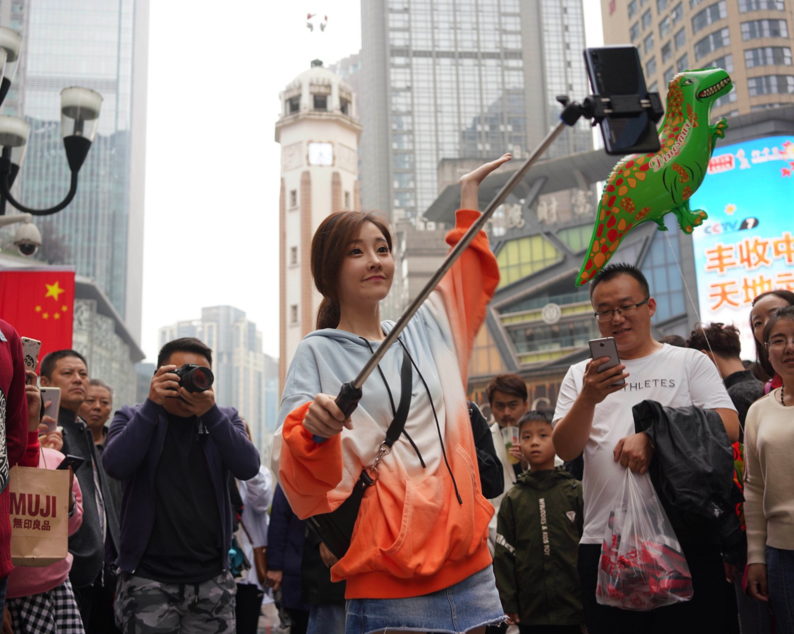 冯提莫最新单曲《青空》好评不断 长假在家乡重庆地标拍视频