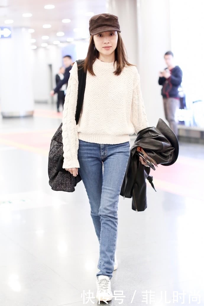 38岁董洁现身机场,白上衣配蓝色牛仔裤似少女