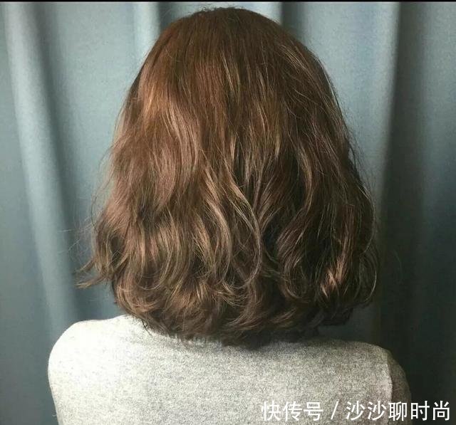 中发小卷烫发细软,洋气发型显时尚,发量少自然泡面头有刘海图片