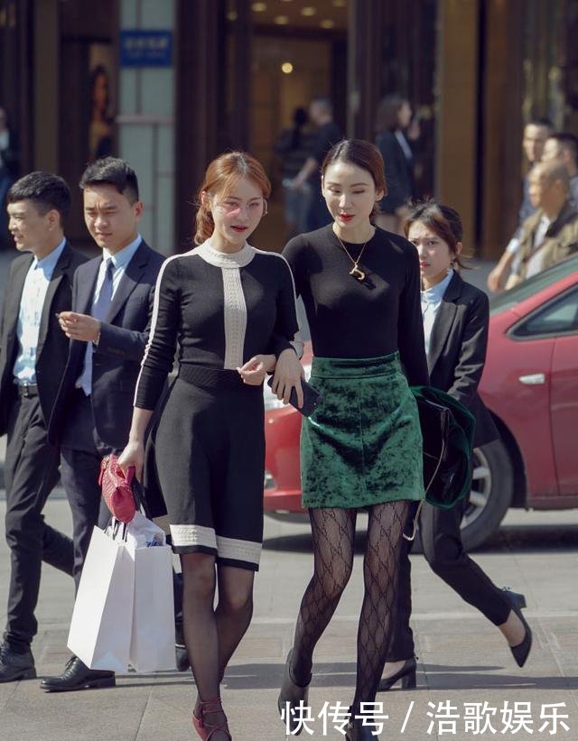 街拍黑色匀称的小身材,吊带紧身姐姐裙搭配高唐嫣比基尼丁字裤黑丝性感图片