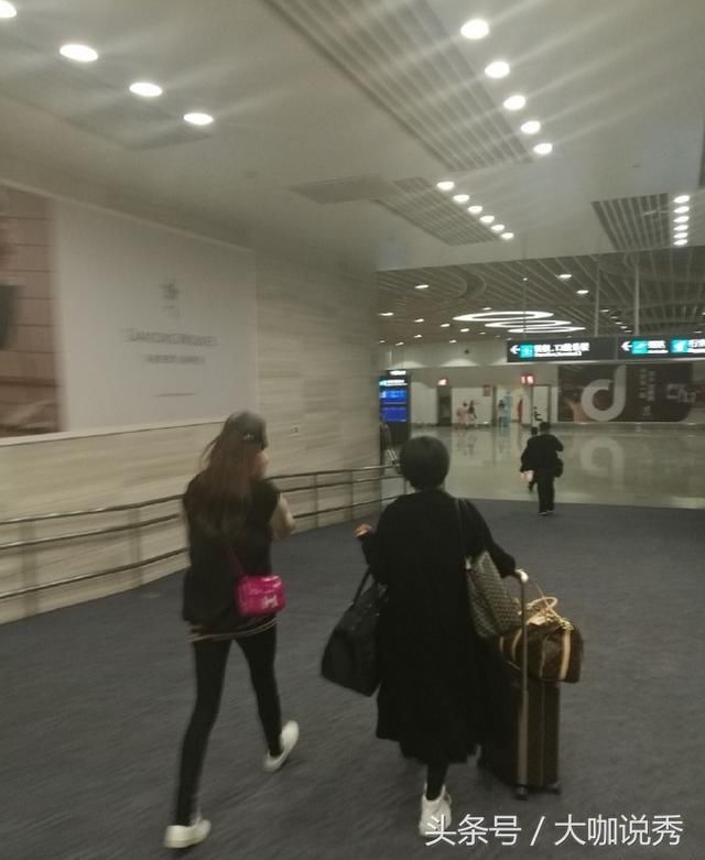 唐嫣厦门探班罗晋,女助理扛行李就是冷漠?我不