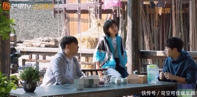 《向往3》一季生活费200元,再看何炅手里钱的