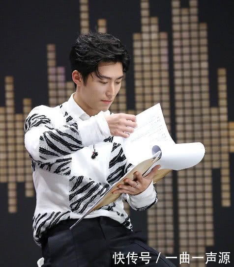 窦骁、何超莲公布恋情,看到两人合照后,网友:太